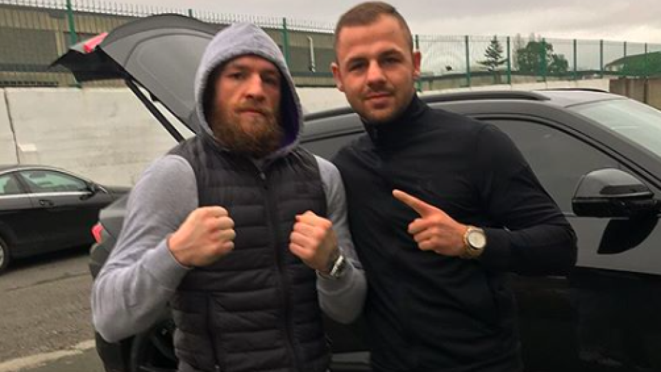 Írskeho bojovníka Conora Mcgregora pred prestížnym sobotňajším zápasom s Donaldom Cerronem pripravoval slovenský profesionálny boxer Vladimír Belujský.