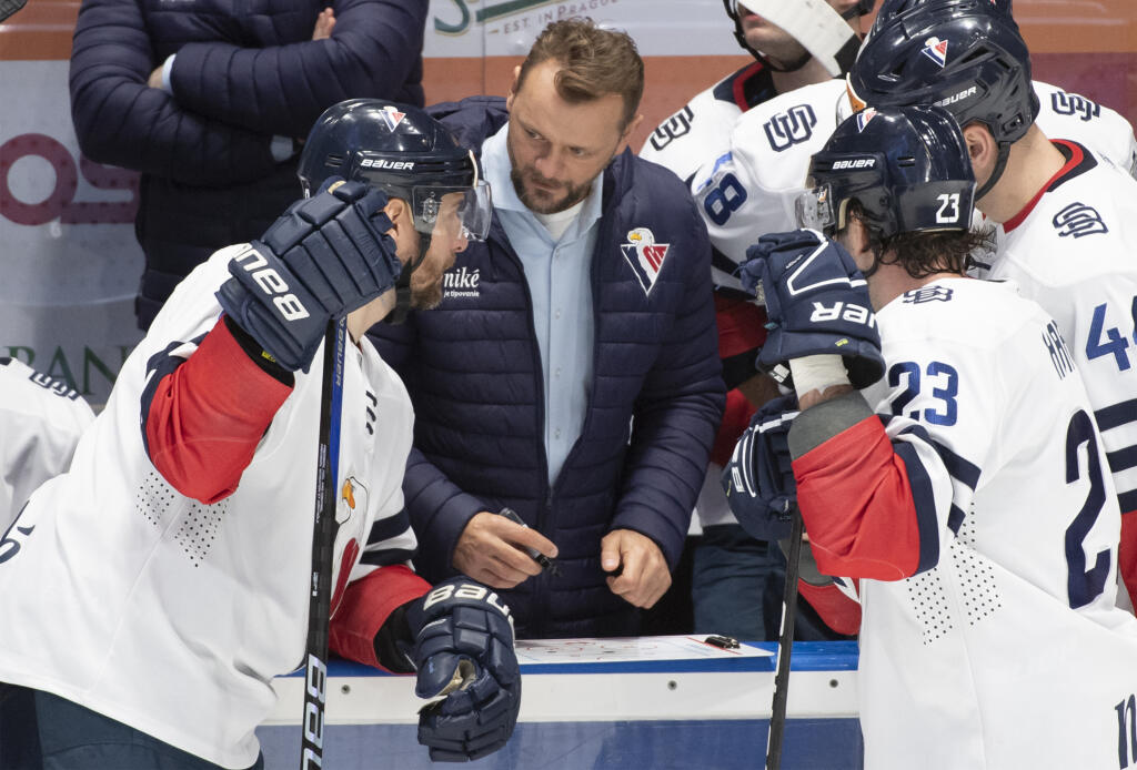 Na snímke asistent trénera Slovana Andrej Podkonický dáva pokyny svojim zverencom v zápase 20. kole hokejovej Tipos extraligy medzi HC Slovan Bratislava - HK Dukla Trenčín v Bratislave v piatok 25. novembra 2022.