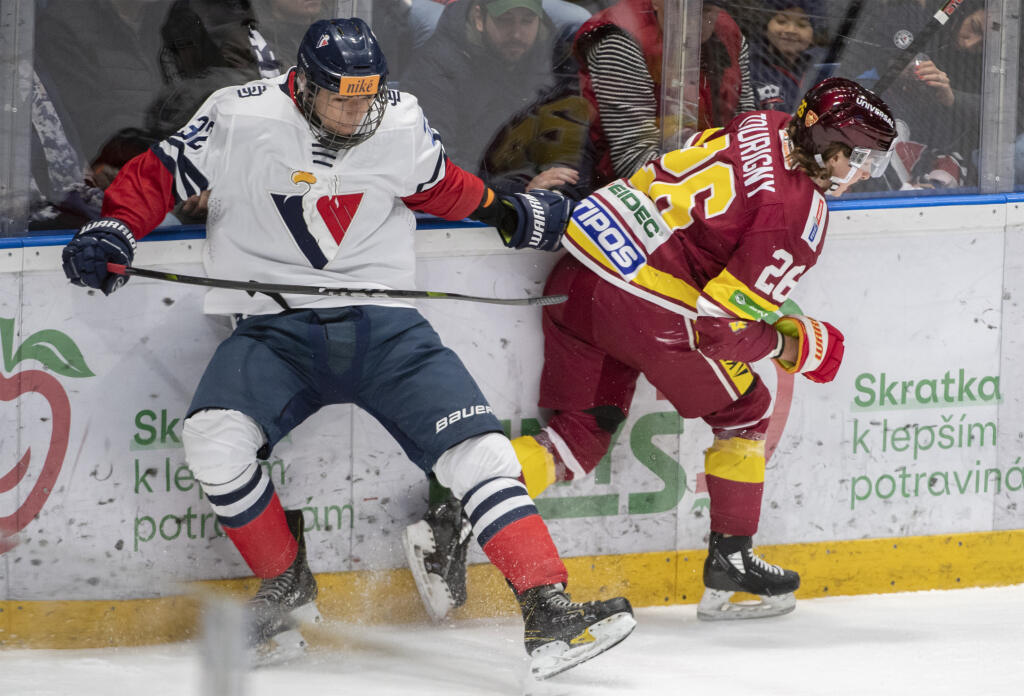 Na snímke vľavo František Dej (Slovan) a vpravo Miguel Tourigny (Trenčín) bojujú o puk pri mantineli počas zápasu 20. kola hokejovej Tipos extraligy medzi HC Slovan Bratislava - HK Dukla Trenčín v Bratislave v piatok 25. novembra 2022.