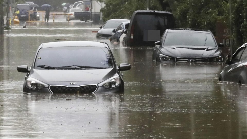 Ilustračná fotografia.
Vehicles are submerged in floodwaters caused by the tropical storm named Khanun in Changwon, South Korea, Thur