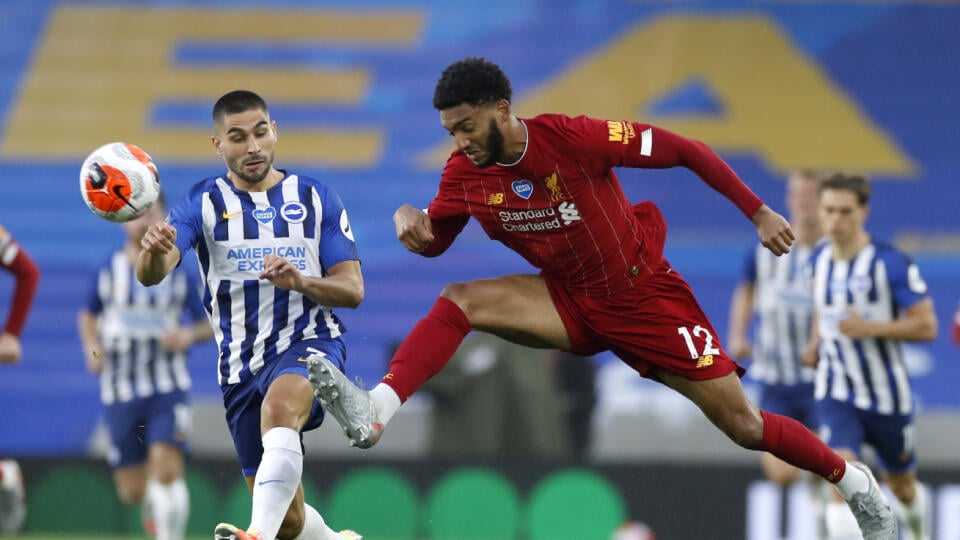 JB 54 Brighton - Hráč Liverpoolu Joe Gomez (vpravo) odkopáva loptu pred Nealom Maupayom z Brightonu vo futbalovom zápase anglickej Premier League Brighton - FC Liverpool v Brightone 8. júla 2020. FOTO TASR/AP

Liverpool's Joe Gomez kicks the ball away from Brighton's Neal Maupay, left, during the English Premier League soccer match between Brighton and Liverpool at Falmer Stadium in Brighton, England, Wednesday, July 8, 2020. (AP Photo/Paul Childs,Pool)