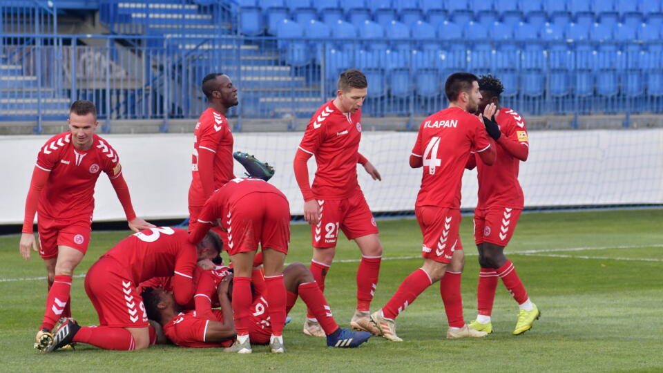 Na snímke gólová radosť hráčov Senice v zápase 18. kola futbalovej Fortuna ligy 2019/2020 FK Senica a MŠK Žilina. V Senici 8. decembra 2019. FOTO TASR - Martin Palkovič
