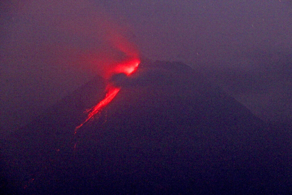 WA 9 Sleman - Indonézska sopka Merapi chŕli lávu na ostrove Jáva v pondelok 9. augusta 2021. Hora Merapi vysoká 2968 metrov stojí neďaleko starobylého indonézskeho mesta Yogyakarta a je najčinnejšou spomedzi desiatok indonézskych sopiek. FOTO TASR/AP


In this photo taken using slow camera shutter speed, hot lava runs down from the crater of Mount Merapi, in Sleman, Yogyakarta, Indonesia, early Monday, Aug. 9, 2021. Indonesia's most volatile volcano on the densely populated island of Java was er