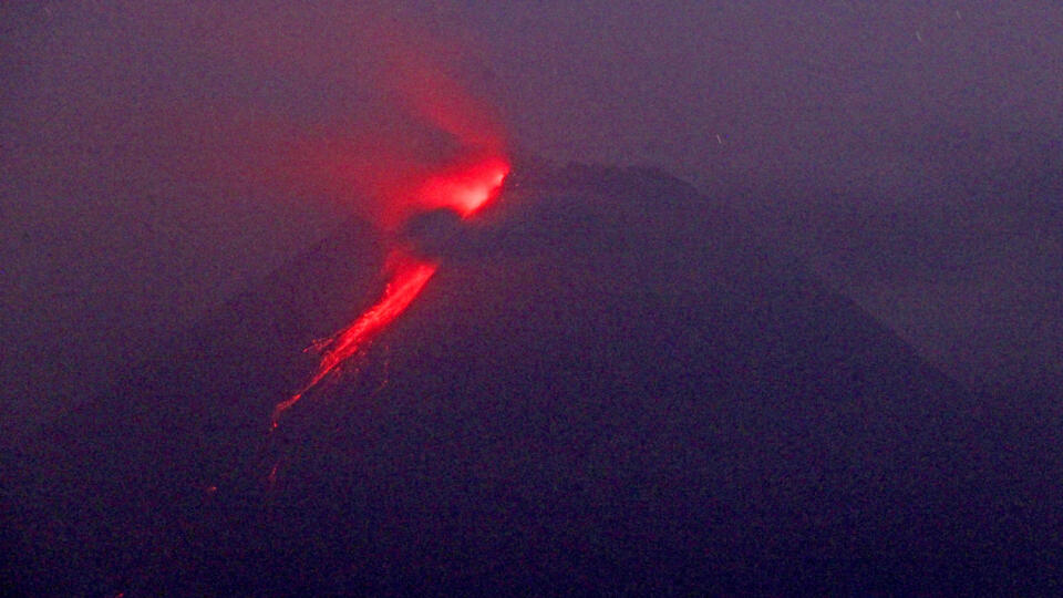 WA 9 Sleman - Indonézska sopka Merapi chŕli lávu na ostrove Jáva v pondelok 9. augusta 2021. Hora Merapi vysoká 2968 metrov stojí neďaleko starobylého indonézskeho mesta Yogyakarta a je najčinnejšou spomedzi desiatok indonézskych sopiek. FOTO TASR/AP
In this photo taken using slow camera shutter speed, hot lava runs down from the crater of Mount Merapi, in Sleman, Yogyakarta, Indonesia, early Monday, Aug. 9, 2021. Indonesia's most volatile volcano on the densely populated island of Java was er