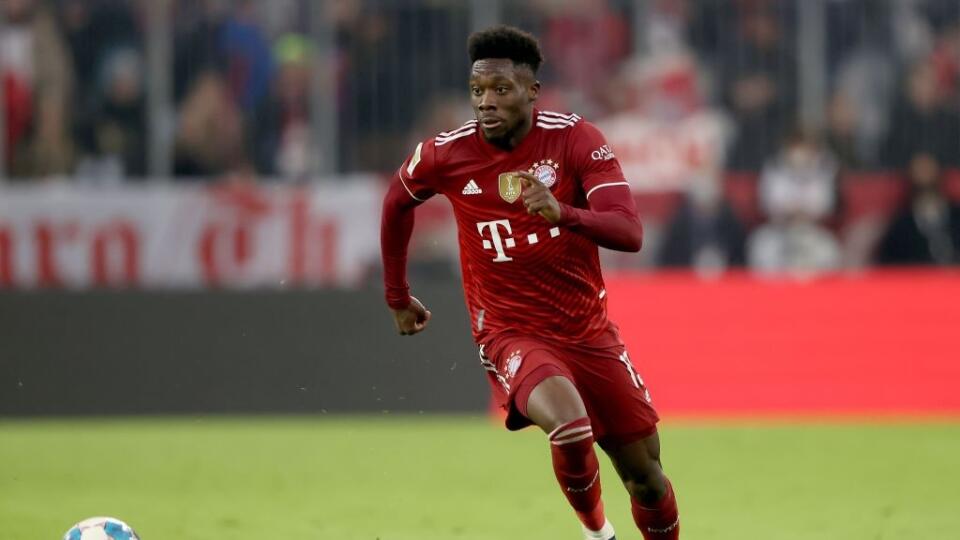 MUNICH, GERMANY - NOVEMBER 06: Alphonso Davies of FC Bayern München runs with the ball during the Bundesliga match between FC Bayern München and Sport-Club Freiburg at Allianz Arena on November 06, 2021 in Munich, Germany. (Photo by Alexander Hassenstein/Getty Images)