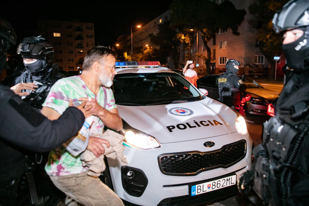 Rozhodovanie o väzbe pre obvineného Dušana Dedečka. Stíhať ho budú na slobode, čo mnohých šokovalo.