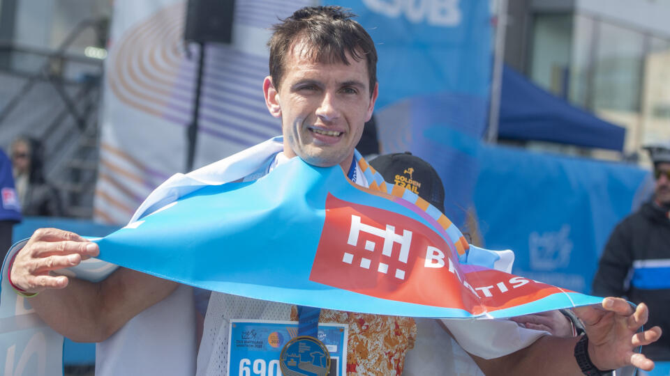 Na snímke víťaz maratónu v kategórii mužov Ukrajinec Taras Ivaniuta v cieli 17. ročníka ČSOB Bratislava marathon 3. apríla 2022 v Bratislave. FOTO TASR - Martin Baumann