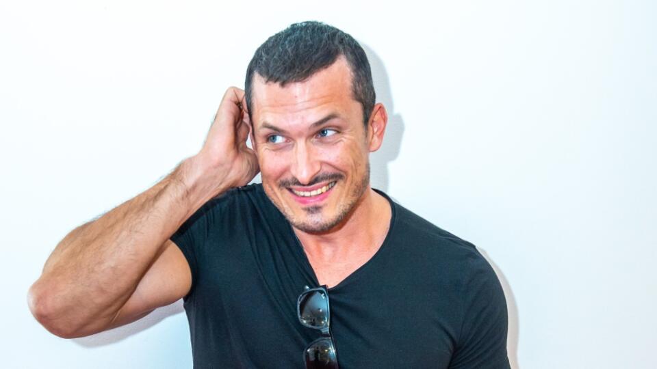Ján Koleník je uznávaným slovenským hercom nielen na divadelných doskách, ale aj pred kamerami. Čo má spoločné s mladou blondínkou?