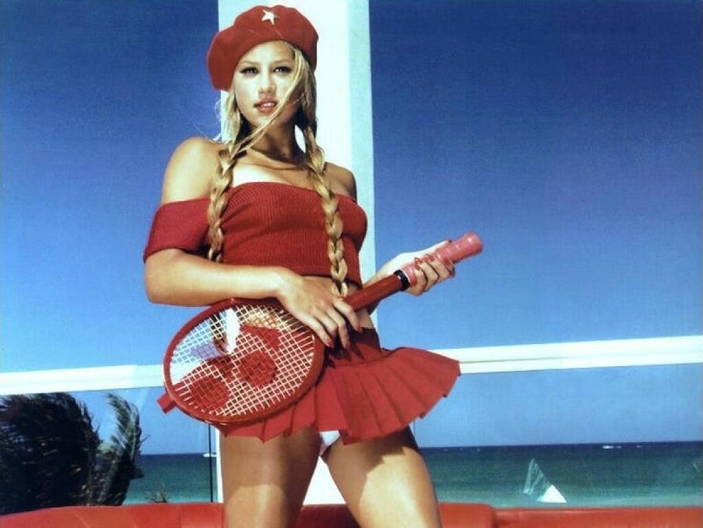 Anna Kurnikovová sa môže pochváliť sexi postavou.