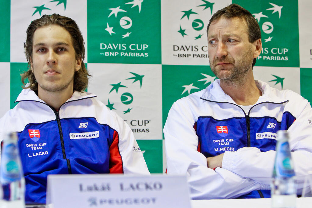 Na archívnej snímke zľava slovenský daviscupový reprezentant Lukáš Lacko a kapitán tímu Miloš Mečíř počas tlačovej konferencie slovenského daviscupového tímu pred zápasom druhého kola 1. skupiny euro-africkej zóny Davisovho pohára proti Rakúsku.