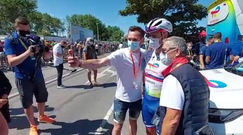Sagan sa aj niekoľko minút pred štartom venoval fanúšikom, rozdával podpisy a fotil sa. Nechýbalo však veľa a takmer si kvôli tomu mohol zarobiť na poriadny problém, keďže štart etapy stihol len tak-tak.