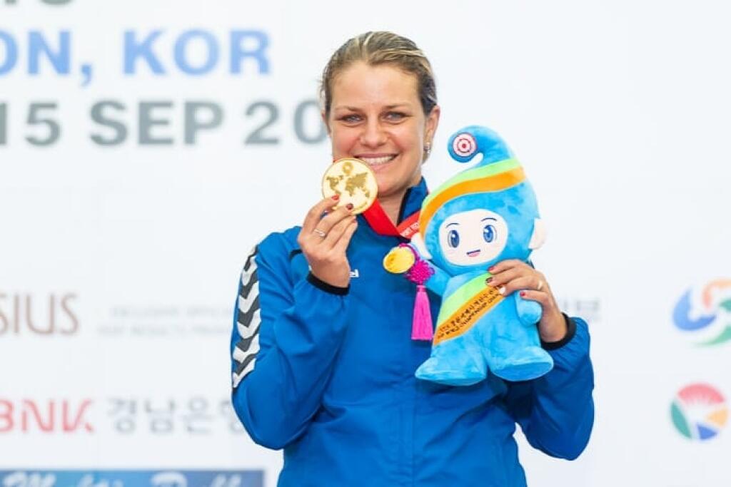 Aj Zuzana Rehák-Štefečeková ponesie slovenskú vlajku.