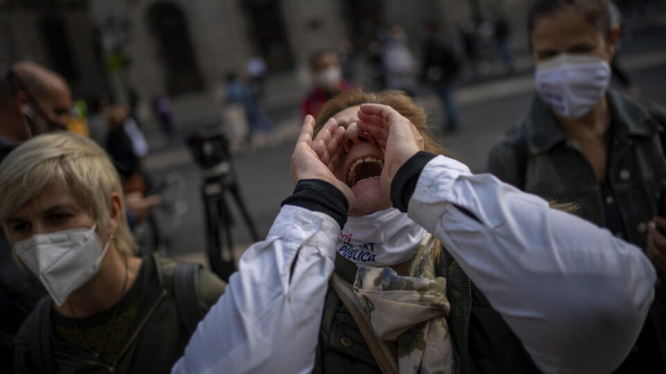 WA 19 Barcelona - Zdravotníci protestujú proti svojim pracovným podmienkam pred budovou katalánskej vlády v Barcelone vo štvrtok 29. októbra 2020. Španielsky parlament rokuje o predĺžení núdzovéhu stavu o šesť mesiacov, o ktoré požiadala vláda. FOTO TASR/AP
Health workers protest in front of the Palace of the Generalitat, the headquarter of the Government of Catalonia, during a protest against their working conditions in Barcelona, Spain, Thursday, Oct. 29, 2020. As more of Spain's regions a