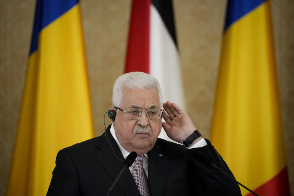 Palestínsky prezident Mahmúd Abbás počas tlačovej konferencie s rumunským prezidentom Klausom Iohannisom 19. júla 2022 v Bukurešti.