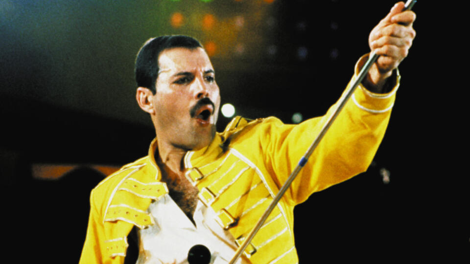 Freddie Mercury v roku 1985 na koncerte Live Aid vo Wembley.