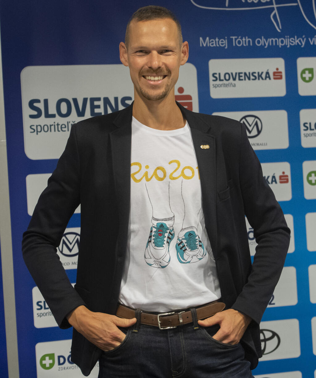 Na snímke olympijský víťaz a majster sveta v chôdzi na 50 km Matej Tóth pózuje pred tlačovou konferenciou. V Bratislave, 28. septembra 2021 FOTO TASR - Martin Baumann