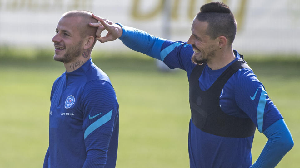 Na snímke slovenskí futbaloví reprezentanti vľavo Vladimír Weiss ml. a vpravo Marek Hamšík počas tréningui na hernom sústredení v rakúskom Windischgarstene kde slovenská futbalová reprezentácia odohrá prípravný zápas proti Bulharsku.