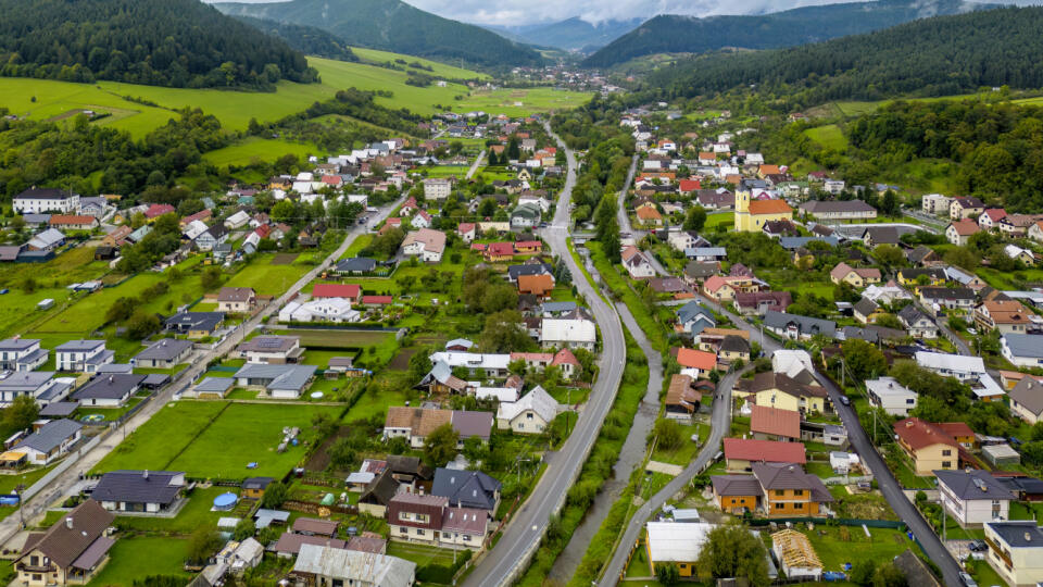 V okolí Jasenice je niekoľko turistických chodníkov, ktoré vedú do Javorníkov.