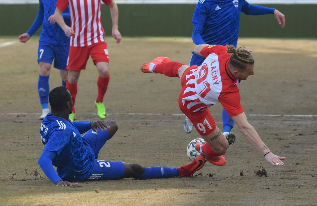 Na snímke zľava senegalský obranca Tidiane Djiby Ba (Nitra) a Miloš Lačný (Sereď) v dohrávke 19. kola Fortuna ligy vo futbale ŠKF Sereď - FC Nitra 23. februára 2021 v Zlatých Moravciach. FOTO TASR - Henrich Mišovič