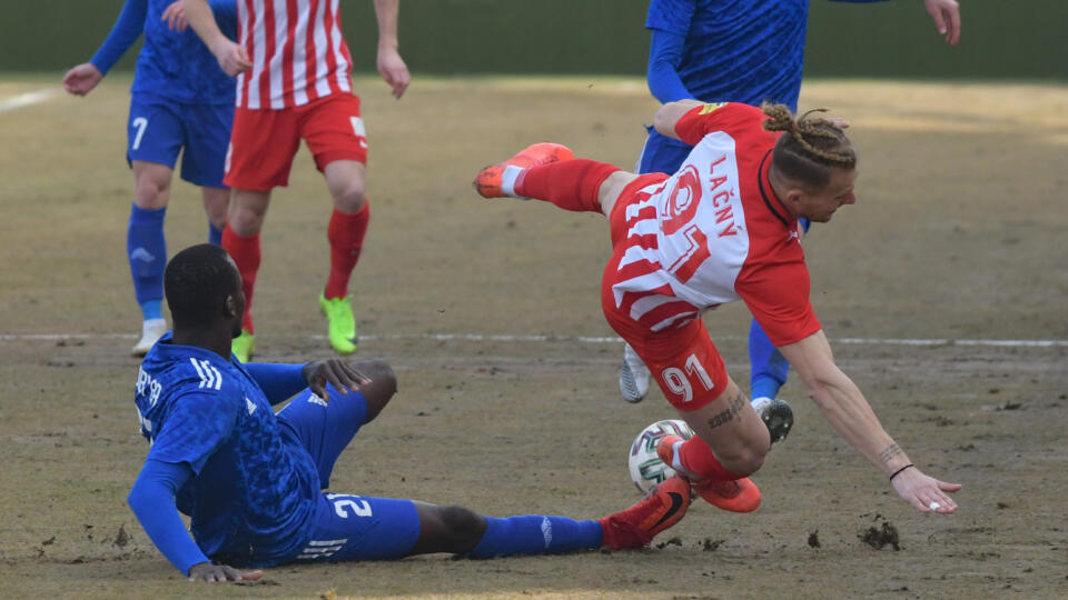 Na snímke zľava senegalský obranca Tidiane Djiby Ba (Nitra) a Miloš Lačný (Sereď) v dohrávke 19. kola Fortuna ligy vo futbale ŠKF Sereď - FC Nitra 23. februára 2021 v Zlatých Moravciach. FOTO TASR - Henrich Mišovič