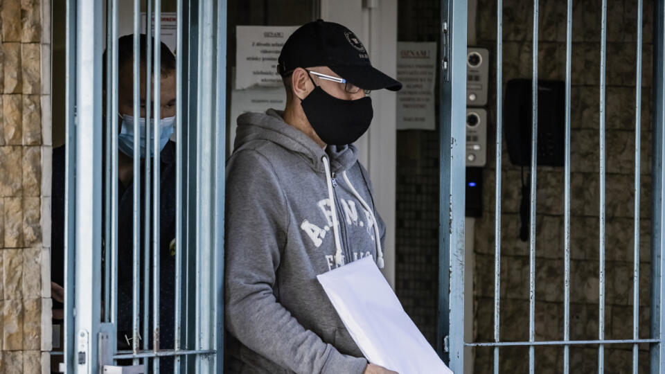 V budove Národnej kriminálnej agentúry v Nitre prebiehajú výsluchy zadržaných osôb v rámci akcie Víchrica.Na snímke podnikateľ a advokát Zoroslav Kollár.