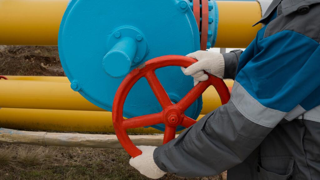 Gas,Transmission,System,And,Gas,Pipeline.,Communications,,The,Worker,Opens