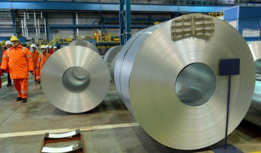 Premiér SR Robert Fico spoločne s prezidentom U. S. Steel Košice Davidom Rintoulom 26. marca 2013 v sídle spoločnosti U. S. Steel v Košiciach podpísali záväzné memorandum o ďalšom pôsobení oceliarskeho gigantu v Košiciach. Na snímke  pozinkovacia linka č. 3. FOTO TASR – František Iván