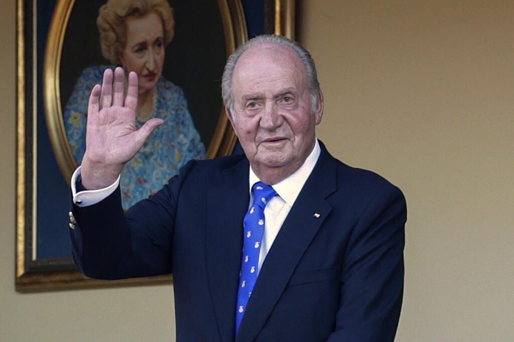 WA 46 archív Aranjuez - Na archívnej snímnke z 2. júna 2019 bývalý španielsky kráľ Juan Carlos máva počas bíčieho zápasu v španielskom meste Aranjuez. Juan Carlos vo štvrtok 25. februára 2021 splatil španielskym daňovým úradom dlh vo výške viac než štyri milióny eur, informovala v piatok agentúra AFP s odvolaním sa na denník El País. Podlžnosti podľa El Paísu súviseli s príjmami, ktoré Juan Carlos získal v období do roku 2018 vo forme letov od súkromnej leteckej spoločnosti. Bývalý kráľ vtedy ti