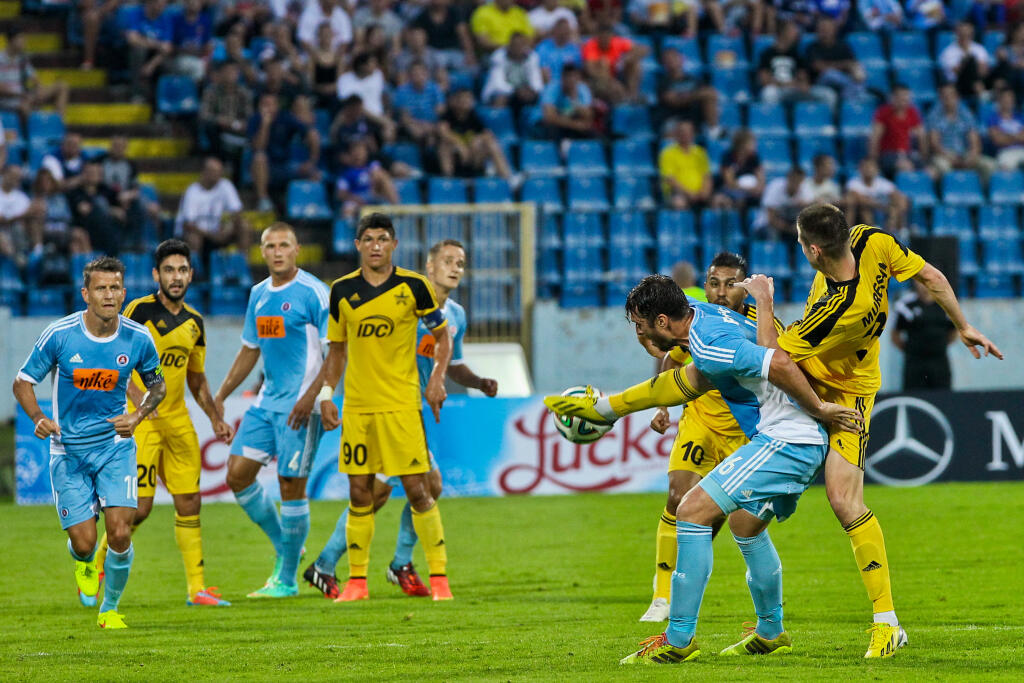 Na snimke zlava Pavel Fort (Slovan) a Andrei Muresan (Sheriff) v suboji o loptu pocas prveho zapasu tretieho predkola UEFA Ligy Majstrov medzi SK Slovan Bratislava a FC Sheriff Tiraspol.