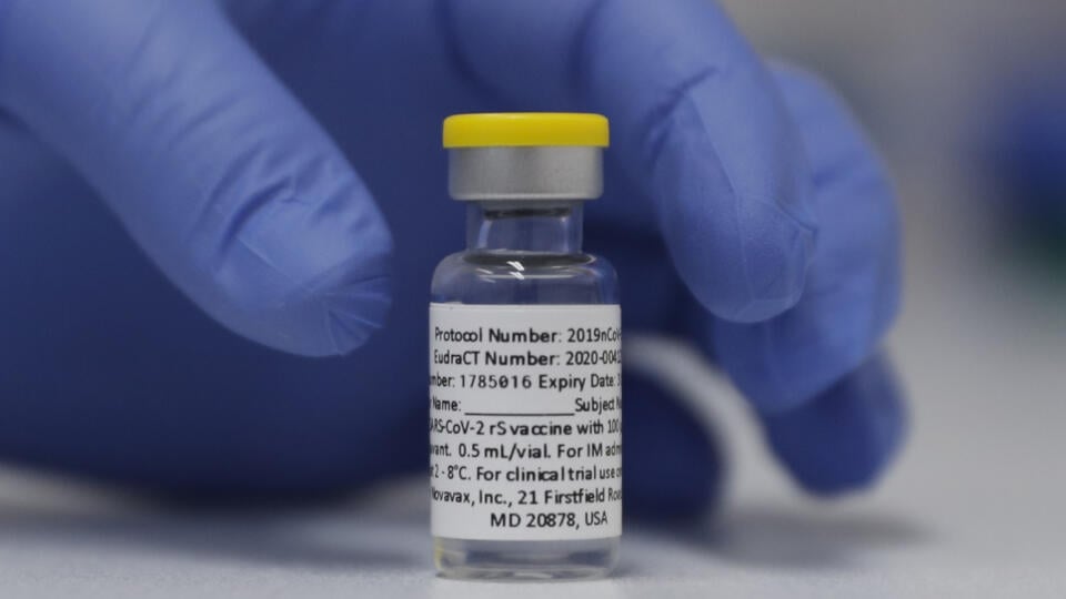 WA 3 archív Londýn - Na archívnej snímke zo 7. októbra 2020 ampulka s vakcínou proti ochoreniu COVID-19 od americkej farmaceutickej spoločnosti Novavax počas tretej fázy klinických testov v Londýne. Spoločnosť Novavax vo štvrtok 28. januára 2021 oznámila, že ňou vyvinutá vakcína proti ochoreniu COVID-19 preukázala v tretej fáze klinických testov v Británii účinnosť na úrovni 89,3 percenta. Účinnosť vakcíny proti juhoafrickému variantu koronavírusu SARS-CoV-2 je však podľa výsledkov skúšok nižšia