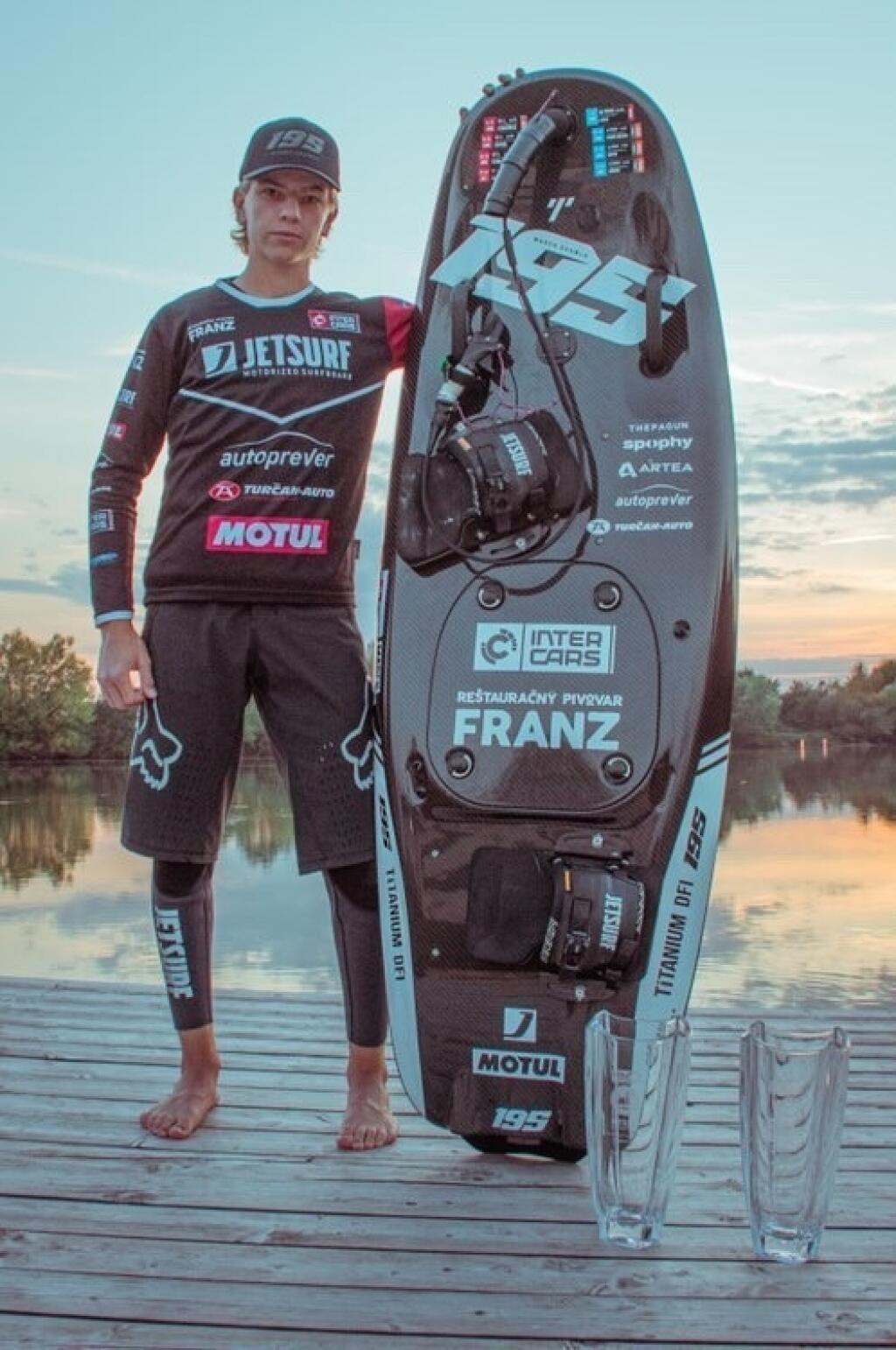 Iba 17-ročný Marek Škamla sa stal majstrom sveta a Európy v netradičnom športe jetsurfingu.
