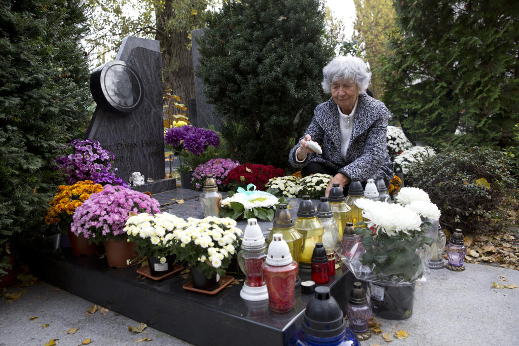 Irma Pašeková sa so smrťou syna Dušana a verziou, že to bola samovražda, nikdy nezmierila. Dlhé roky mu chodila starať sa o hrob.