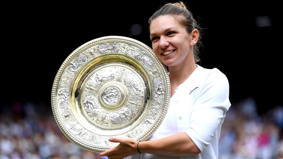 Simona Halepová s víťaznou trofejou vo Wimledone 2019.