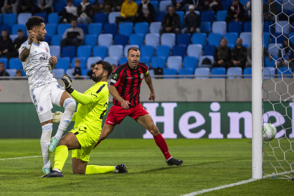 Na snímke zľava André Green (Slovan), Dayle Coleing (Lincoln) a Roy Chipolina (Lincoln) počas gólu v zápase F-skupiny 3. kola skupinovej fázy Európskej konferenčnej ligy (EKL) ŠK Slovan Bratislava - Lincoln Red Imps v Bratislave vo štvrtok 21. októbra 2021. FOTO TASR - Jaroslav Novák