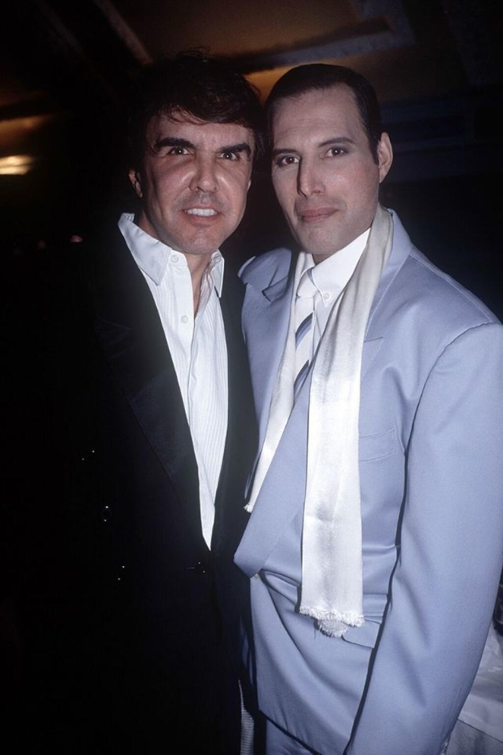 Spevák Queen Freddie Mercury a hudobník Dave Clark.