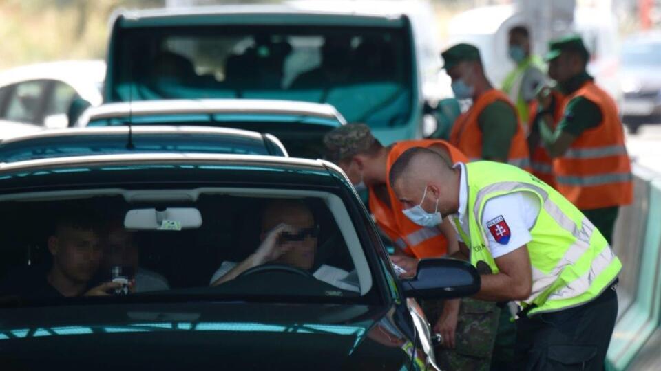 Na diaľničnom hraničnom priechode Čunovo – Rajka sa v piatok ráno tvorili rozsiahle kolóny. Dôvodom bol protest pendlerov a Slovákov žijúcich v Rajke a okolí, ktorí priechod zablokovali. Bratislava, 9. júla 2021. FOTO TASR - Polícia SR