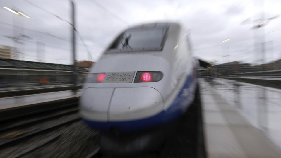 WA 42 archív Marseille - Na archívnej snímke zo 14. mája 2018 vysokorýchlostný vlak TGV je na železničnej stanici v juhofrancúzskom meste Marseille. Francúzsky výrobca vlakov Alstom prevezme vlakovú divíziu kanadského konkurenta Bombardier. Francúzsky koncern v pondelok 17. februára 2020 oznámil, že podpísal predbežnú dohodu (memorandum of understanding) o kúpe železničnej divízie kanadskej firmy. Alstom zaplatí za akcie Bombardier Transportation mixom hotovosti a akcií. Celková cena sa odhaduj
