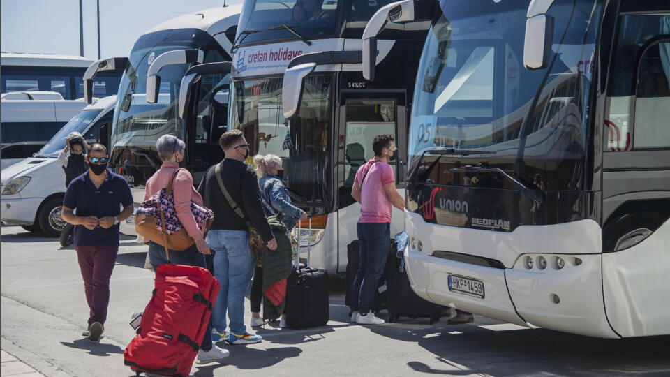 Cestujúci z Hannoveru nastupujú do autobusov po prílete na medzinárodné letisko v Heraklione na gréckom ostrove Kréta 14. mája 2021.