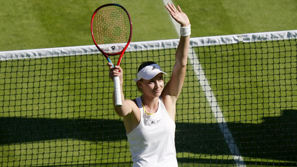 JB 26 Londýn - Kazašská tenistka Jelena Rybakinová oslavuje po jej výhre nad Rumunkou Simonou Halepovou v semifinále dvojhry žien na grandslamovom tenisovom turnaji Wimbledon v Londýne 7. júla 2022. FOTO TASR/AP
Kazakhstan's Elena Rybakina reacts to winning against Romania's Simona Halep in a women's singles semifinal match on day eleven of the Wimbledon tennis championships in London, Thursday, July 7, 2022. (AP Photo/Gerald Herbert)