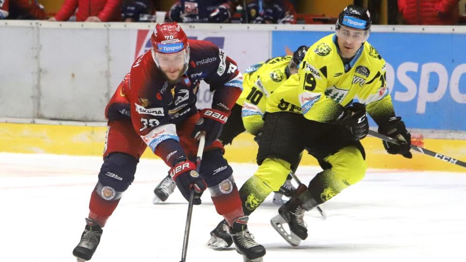 Na snímke zľava Andreas Štrauch (Zvolen) a Zdenek Kral (Detva) v zápase 37.kola Tipsport ligy HKM Zvolen – HC 07 WPC Koliba Detva 4. januára 2020 vo Zvolene. FOTO TASR - Ján Krošlák