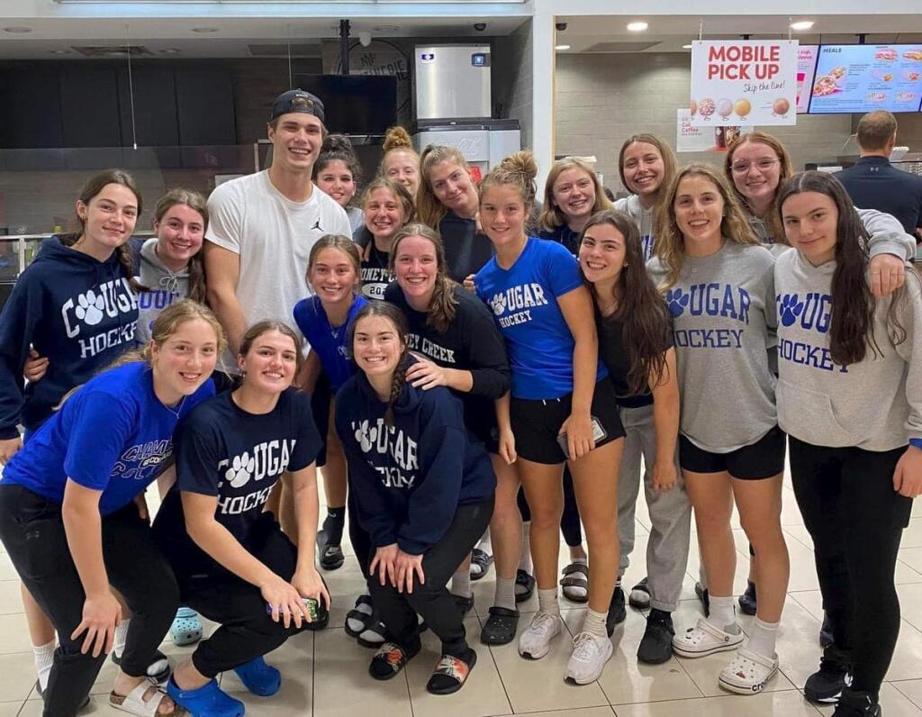 Dievčenský hokejový tím Champlain Cougar College po ceste z turnaja narazil na mladíkov Montrealu Canadiens a keď hokejistky zbadali Juraja Slafkovského, boli celé bez seba. Náš útočník sa s nimi s radosťou odfotil.