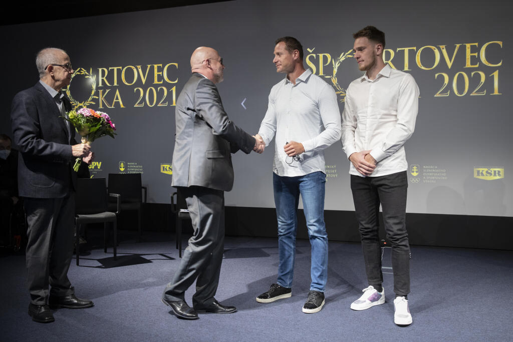 Rýchlostní kanoisti Erik Vlček a Adam Botek si prevzali ocenenie za štvorkajak, ktorý sa stal najlepším kolektívom vďaka bronzu na olympiáde.