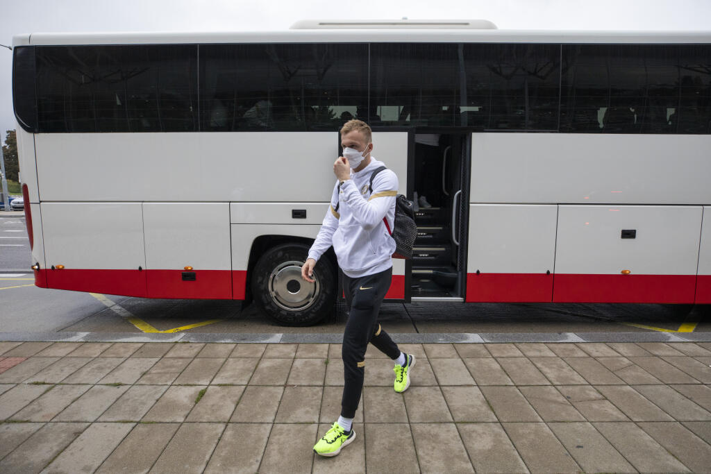 Naši hráči vystupovali z autobusu vzorne za sebou.