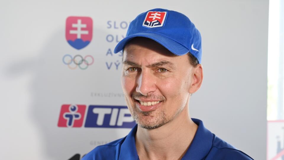 Na snímke prezident Slovenského zväzu ľadového hokeja (SZĽH) Miroslav Šatan počas rozhovoru pre médiá pri príležitosti Odovzdania šekov pre Petru Vlhovú a hokejistov SR a stretnutia členov SOT Peking 2022 v golfovom rezorte Sedín vo Veľkých Úľanoch - Nových sadoch v piatok 3. júna 2022. FOTO TASR - Lukáš Grinaj