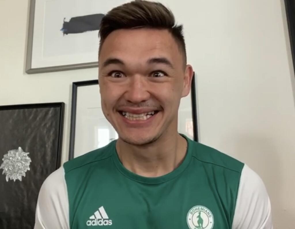 Slovenský brankár Patrik Le Giang musel kvôli virtuálnemu zápasu Bohemians Praha proti hercom Dejvického divadla nacvičovať herecké úlohy a strúhať takéto grimasy