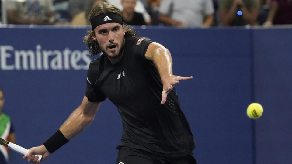 Na snímke grécky tenista Stefanos Tsitsipas skončil už v 1. kole dvojhry mužov na grandslamovom turnaji US Open. Štvrtý nasadený hráč nestačil na kvalifikanta Daniela Elahiho Galana z Kolumbie a podľahol mu 0:6, 1:6, 6:3 a 5:7 v noci na 30. augusta 2022.