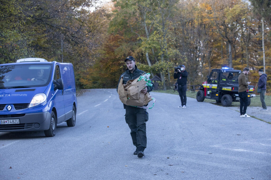 Na snímke hasiči a policajti vynášajú telo tragicky zosnulého hokejistu Dušana Pašek.