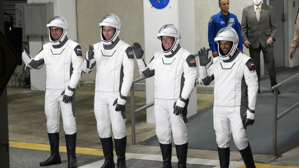 EBE 30 Mys Canaveral - Na snímke zľava ruský astronaut Andrej Feďajev, astronauti NASA Warren Hoburg, Stephen Bowen a astronaut Spojených arabských emirátov Sultán an-Nijádí pózujú fotografom pred presunom na odpaľovaciu rampu 39-A v Kennedyho vesmírnom stredisku na Myse Canaveral na Floride pred štartom rakety Falcon 9 spoločnosti SpaceX na Medzinárodnú vesmírnu stanicu (ISS) v noci na 2. marca 2023. FOTO TASR/AP
From left, Russian cosmonaut Andrei Fedyaev, NASA astronauts Warren Hoburg and St