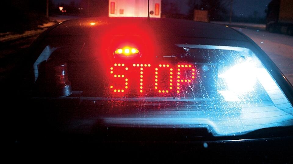 Polícia, policajná hliadka, cesta, kontrola, pokuta, policajné auto, nápis stop, prekročenie rýchlosti
Foto: Ladislav Prikler
Uverejnené: Šarm č. 8/09
pôvodný súbor:na zadnom skle.eps