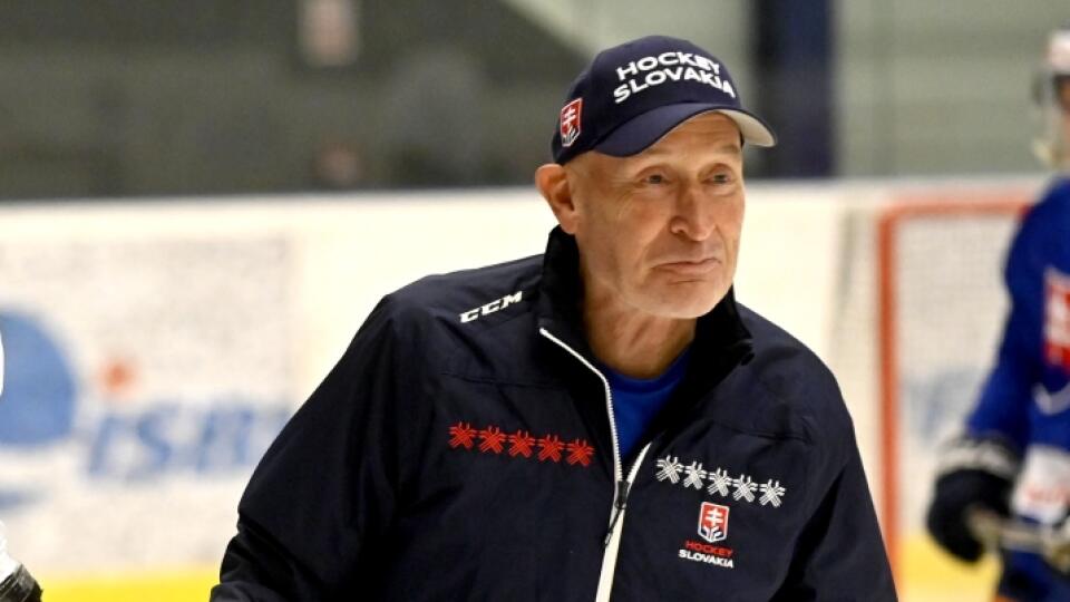 Na snímke zľava hokejista Maroš Jedlička a tréner slovenskej hokejovej reprezentácie Craig Ramsay na prvom tréningu počas reprezentačného zrazu slovenskej hokejovej reprezentácie pred prípravnými zápasmi s Nemeckom 6. februára 2023 v Košiciach. FOTO TASR - Roman Hanc